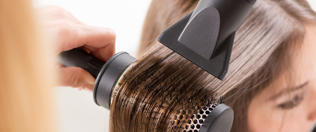 asciugare i capelli con aria fredda