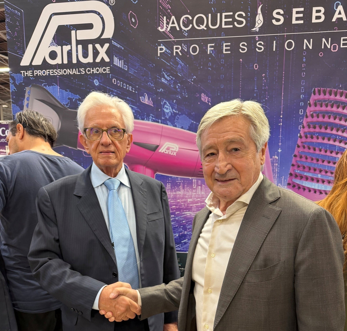PARIGI, Mondiale Coiffure Beaute’: l’asciugacapelli Parlux Elysium® cattura l’interesse dei visitatori